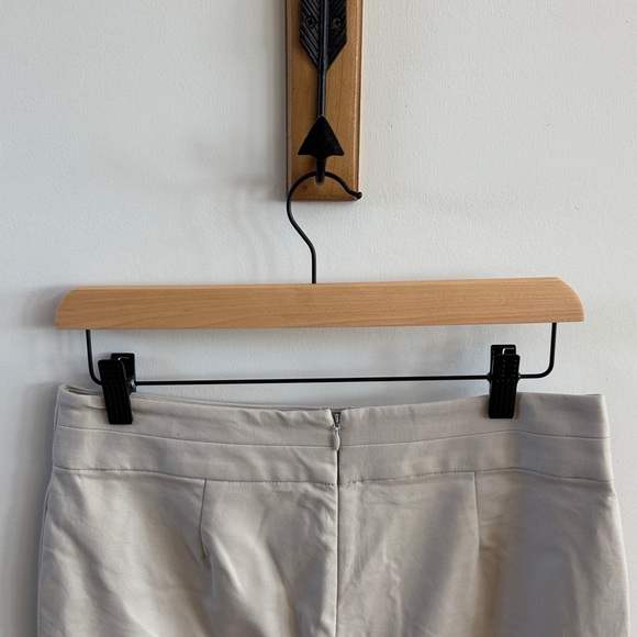 🤍 Banana Republic Cream Skirt
Size 4P (Petite) - Picture 4 of 7